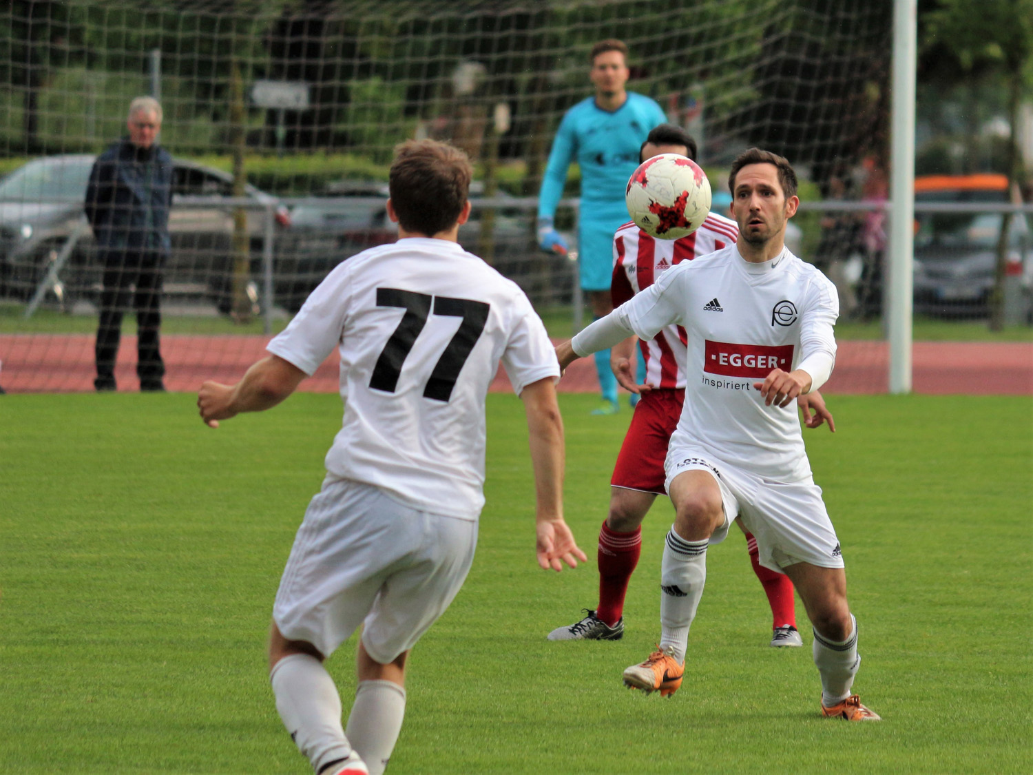 Eschenbachs Felder behält den Ball gegen Sarnen